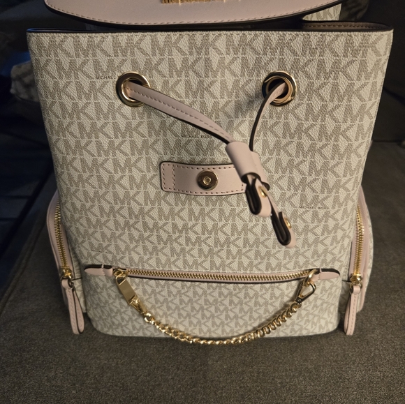 Michael Kors Jetset Large Logo Backpack in Blush - Picture 2 of 5